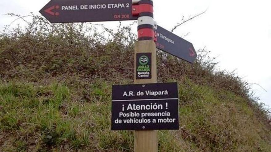 Una de las señales del anillo, ubicada en el área recreativa de Viapará (Riosa).