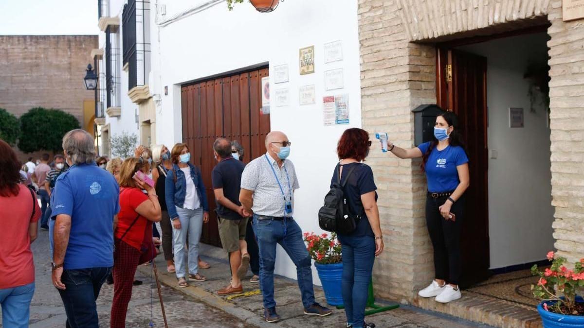 Control de temperatura en el acceso a los patios en la apertura de otoño de 2020.