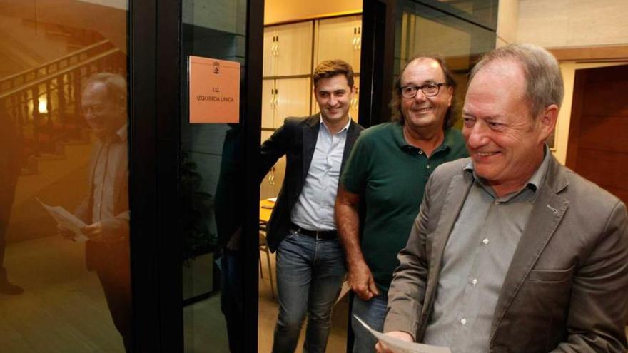 José María Pérez, Mario Suárez y Aurelio Martín salen juntos, ayer, de la sede del grupo municipal de IU.