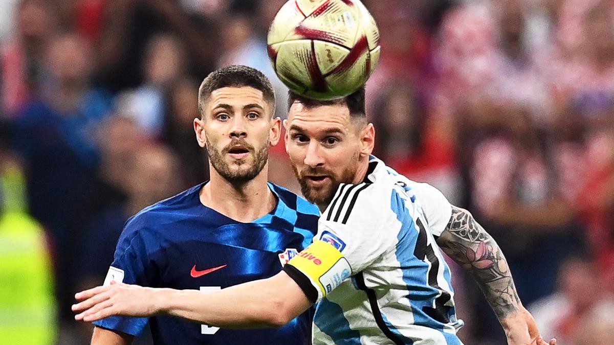 Messi cabecea un balón ante Croacia