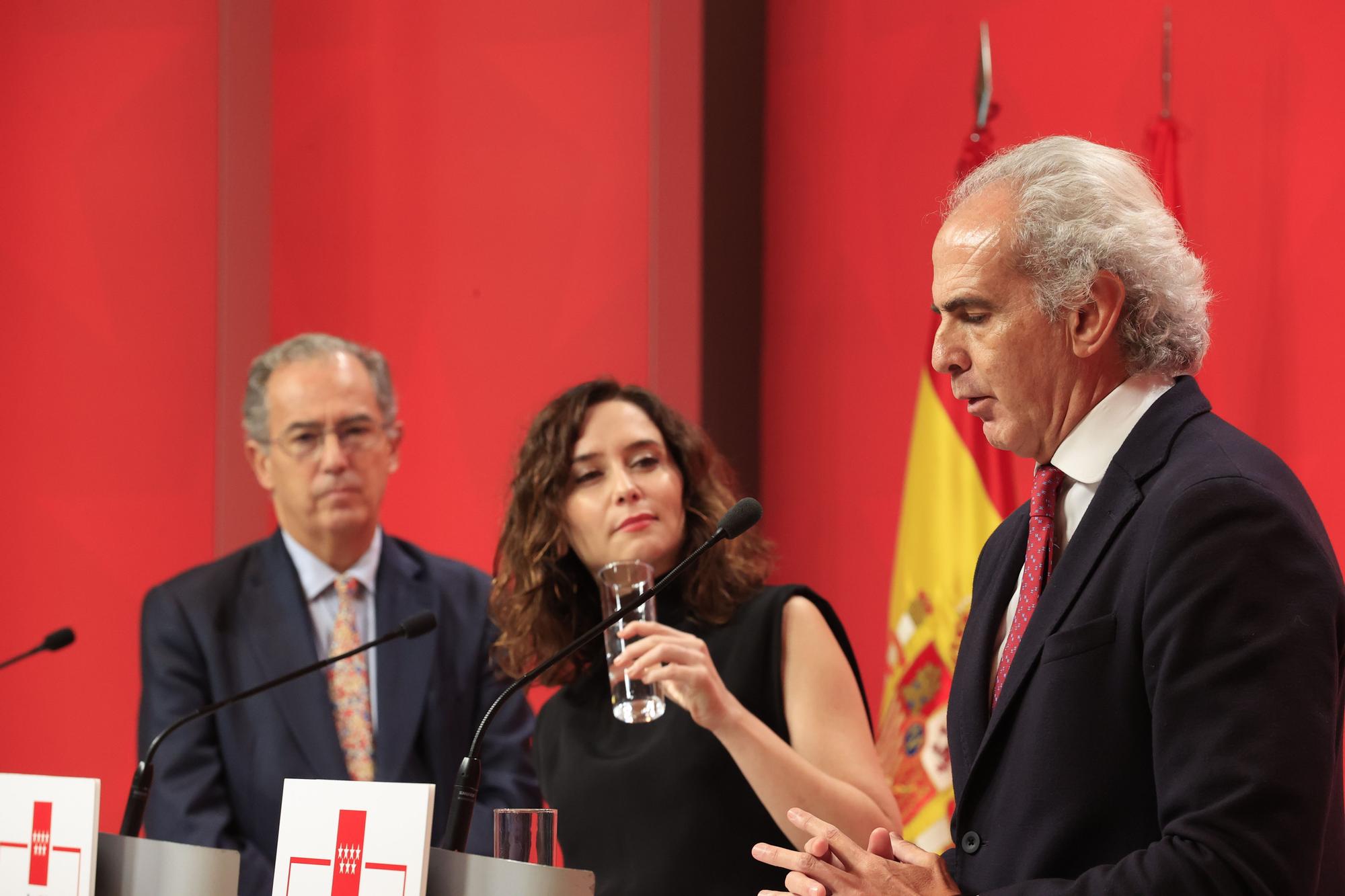 Isabel Díaz Ayuso y Ossorio escucha al consejero de Sanidad, Enrique Ruiz Escudero, en rueda de prensa tras la reunión del Consejo de Gobierno de la Comunidad de Madrid.