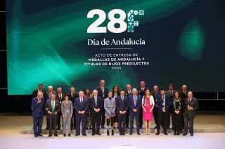 Juanma Moreno destaca en el 28F que "Andalucía supera a Madrid en número de empresas activas"