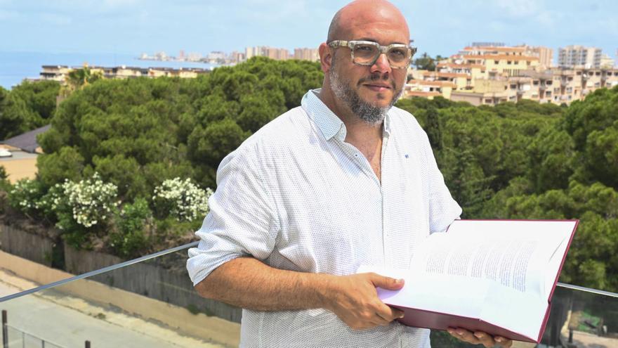 Onésimo Hernández sostiene su tesis en su vivienda de la Cala del Pino, en La Manga del Mar Menor.   | IVÁN URQUÍZAR