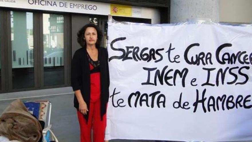 Beatriz Martínez Figueroa, delante de la oficina del INEM de Navia.  // Elena Pazos