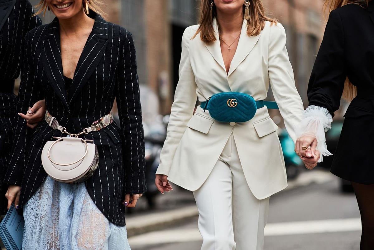 'Twinning' de riñoneras y chaqueta de traje en el 'street style' de Milán