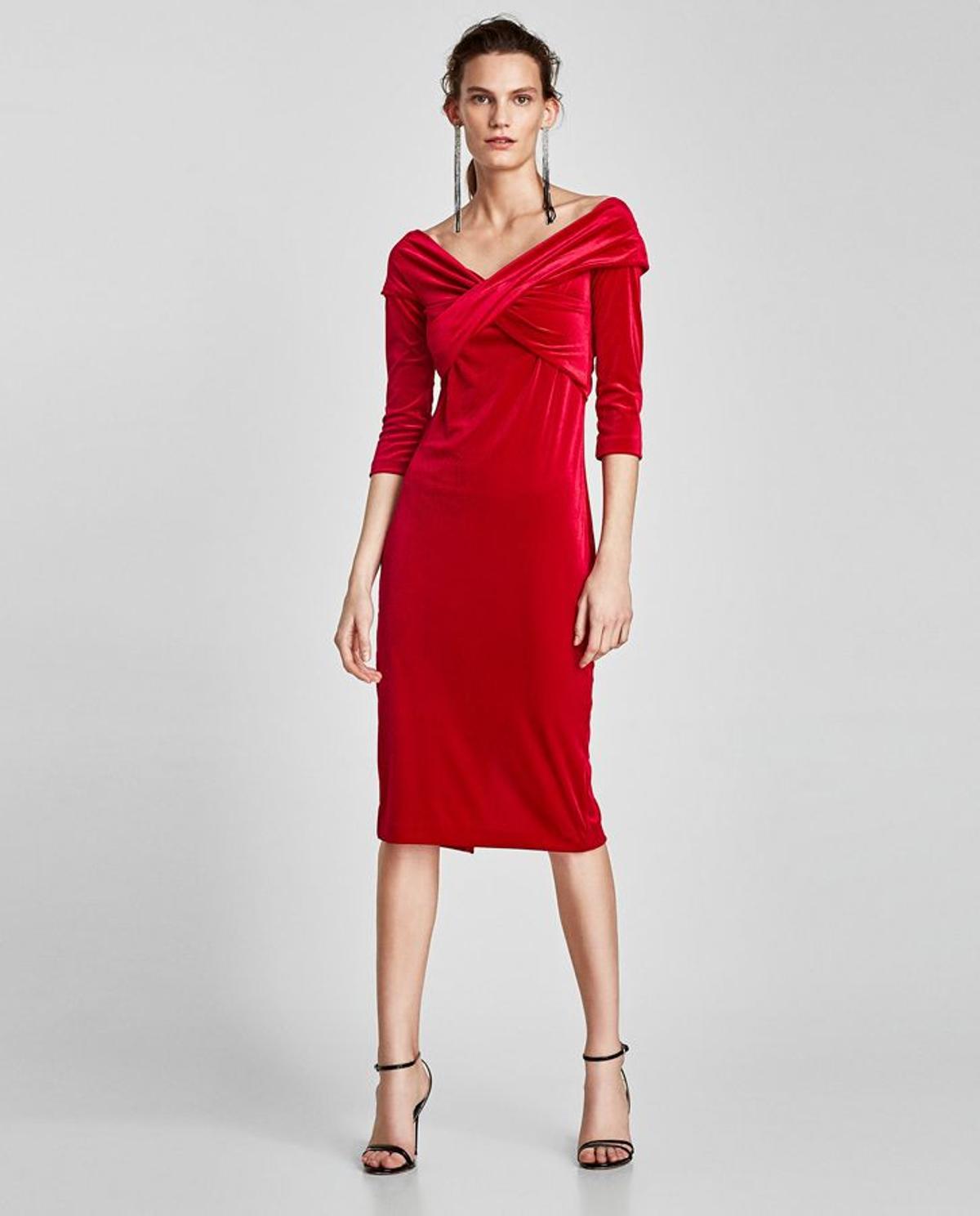 Colección de fiesta de Zara: vestido rojo de terciopelo