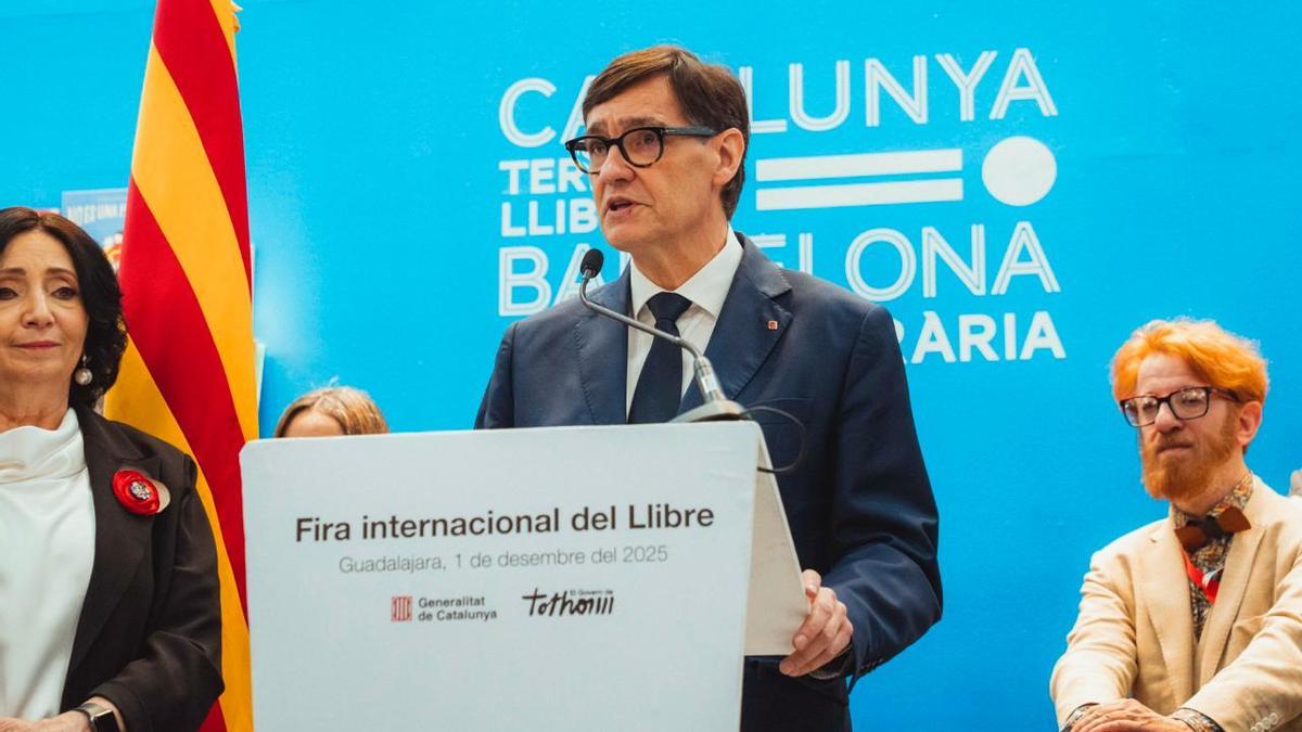 El president Salvador Illa inaugura el estand de Catalunya en la FIL.