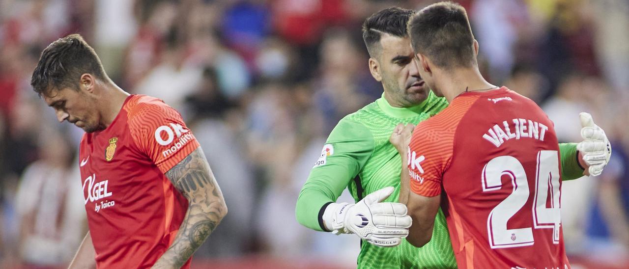 Valjent agarra a Reina por la camiseta en el partido del Pizjuán.