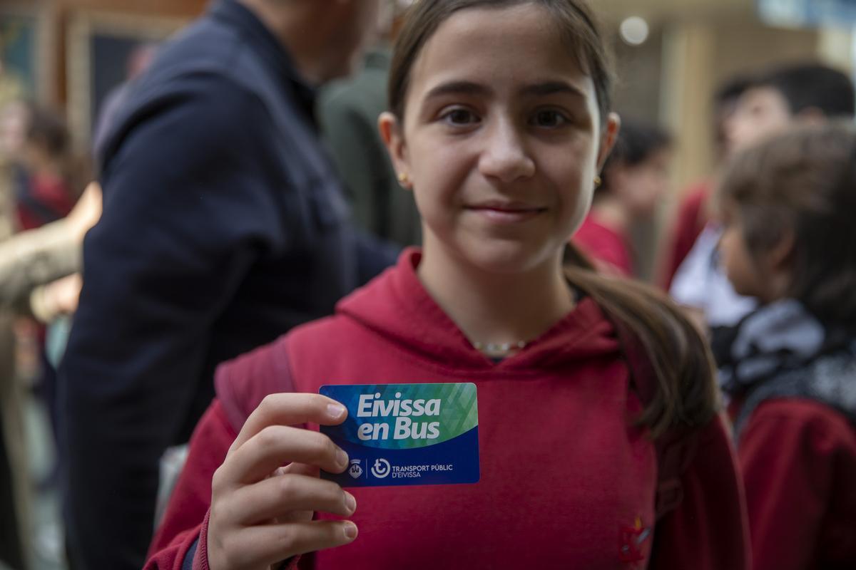 Una de las alumnas muestra una de las nuevas tarjetas