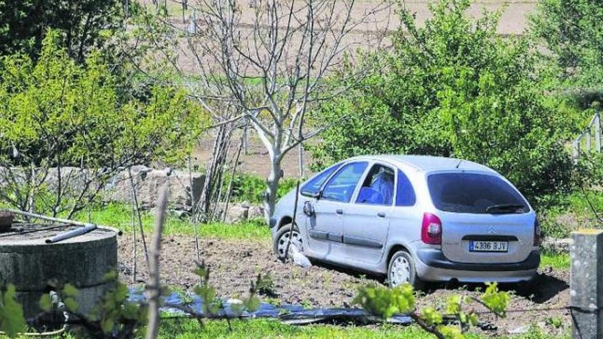 Un guardia, pistola en mano, durante la búsqueda; a la dcha., uno de los delincuentes y el helicóptero. / n. parga