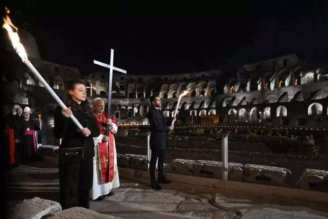 Las imágenes del primer Vía Crucis del pontificado del Papa León XIV