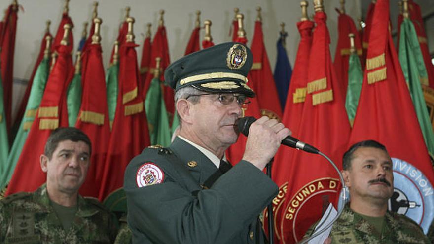 El general Mario Montoya va dimitir i va demanar que es concedeixi el dret a defensar-se als implicats.