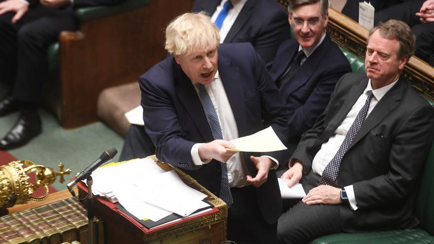 Tres diputados conservadores británicos confirman su respaldo a una moción de censura contra Johnson