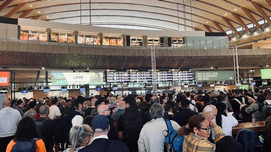 Cientos de pasajeros quedan "atrapados" en Los Rodeos y pierden sus vuelos por una densa humareda