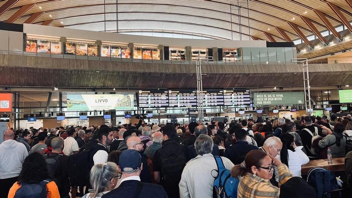 El humo obliga a desalojar la zona de embarque del Aeropuerto Tenerife Norte