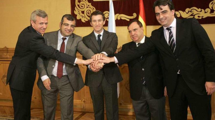Alfonso Rueda, Pablo González, Alberto Núñez Feijóo, Julián Lucas y Diego Calvo en el anuncio de la fusión.
