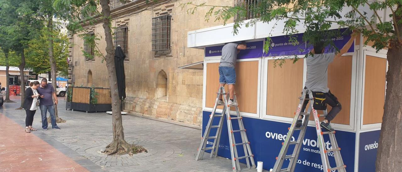 Instalación del «punto violeta», ayer, en la calle Eusebio González Abascal. | L. B.