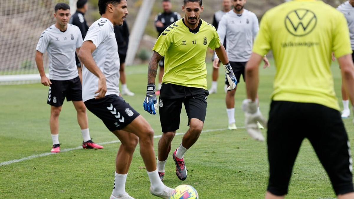 Coco, con el balón en un rondo durante el entrenamiento del sábado.