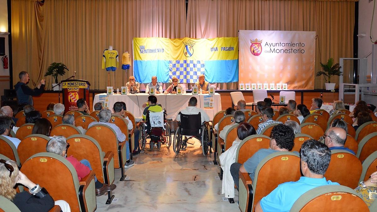 Acto de presentación del libro conmemorativo con el CP Monesterio