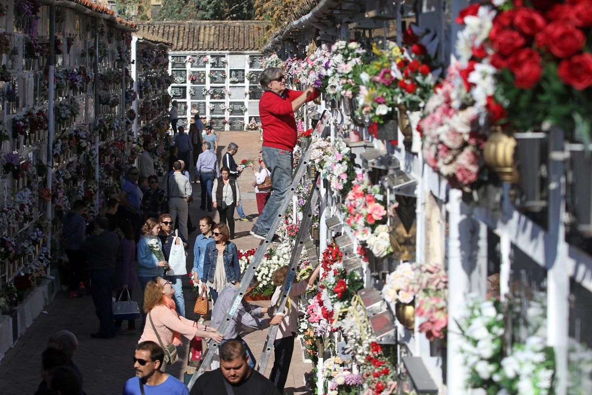 Cientos de cordobeses visitan los cementerios