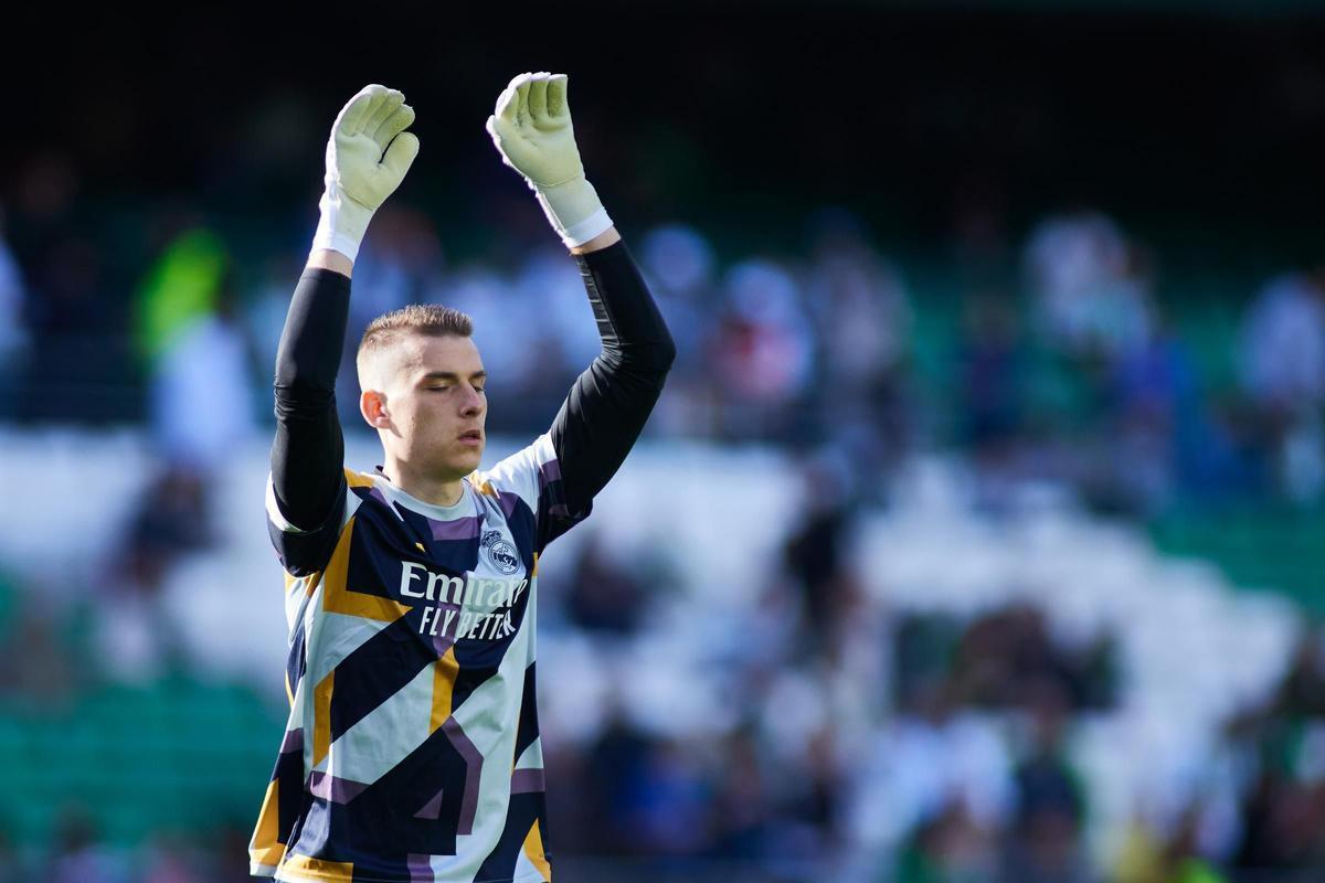 Andriy Lunin, portero del Real Madrid, durante el calentamiento del Villamarín.