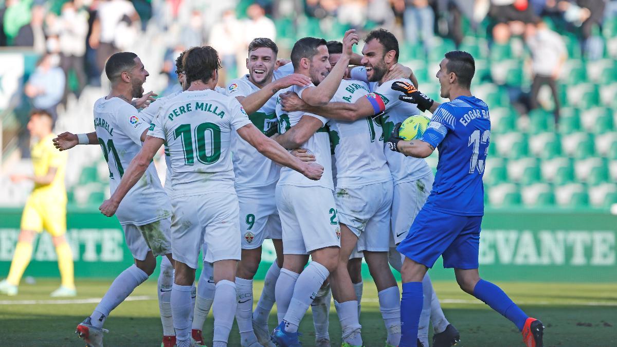 Los jugadores del Elche celebran la victoria