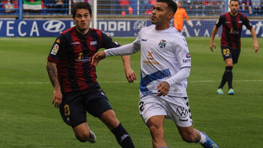 Roberto Olabe y Nahuel Leiva, pugnando por el balón en Almendralejo.