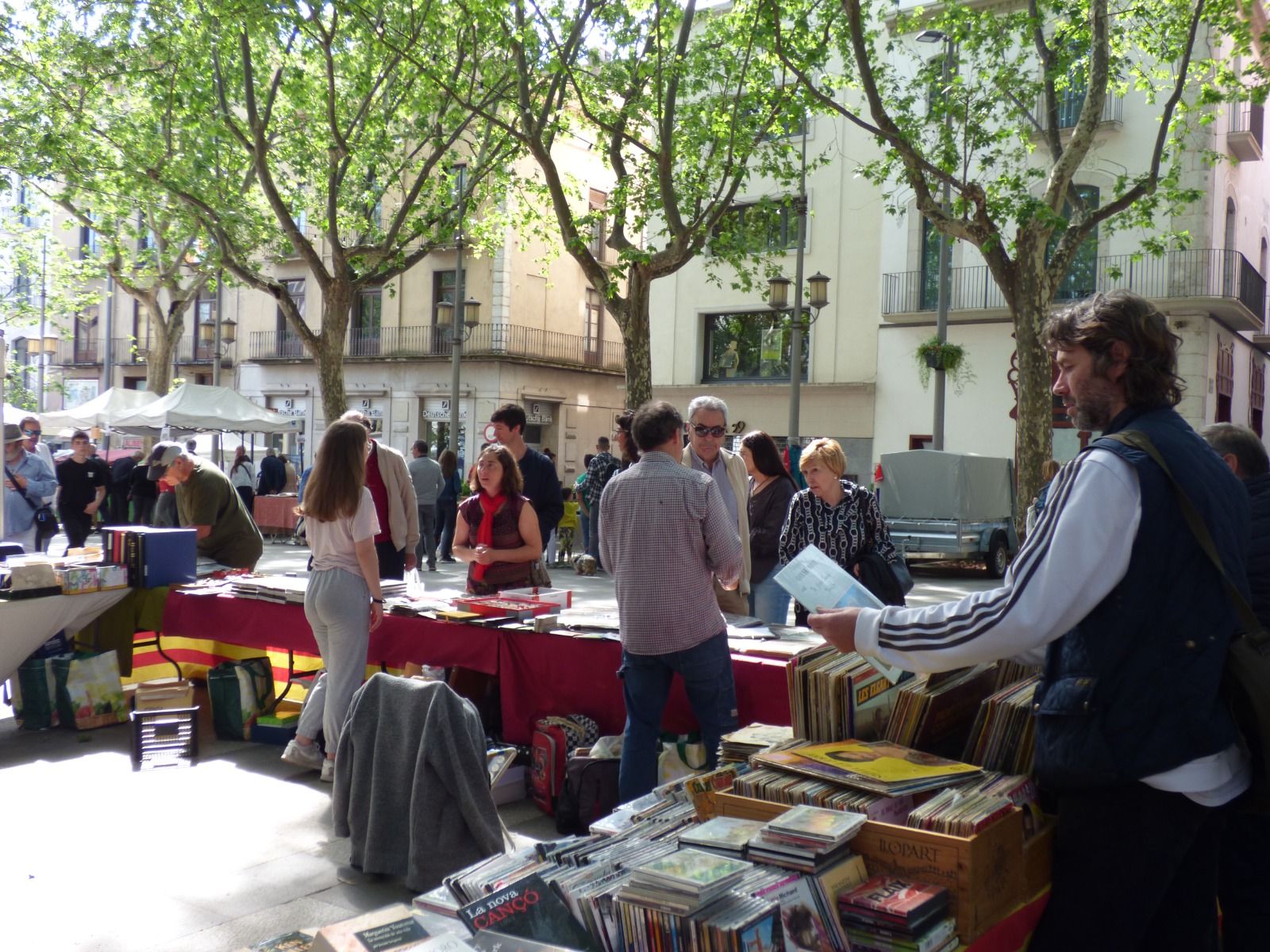 Figueres bull de gent amb les fires de carrer del Menestral