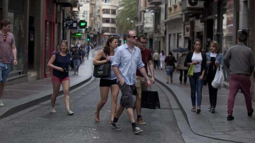 Personas transitando por la calle Corredora uno de los numerosos sábados en que ha sido cortada este año al tráfico.