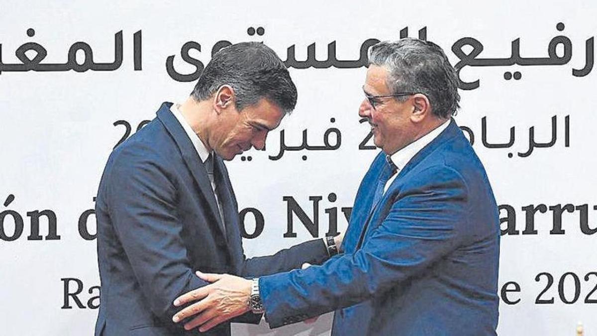 Pedro Sánchez saluda al primer ministro de Marruecos, Aziz Ajanuch, en una reciente visita a Rabat.