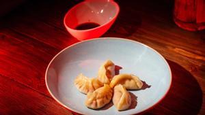 Un plato con cuatro gyozas de Gyoza House.