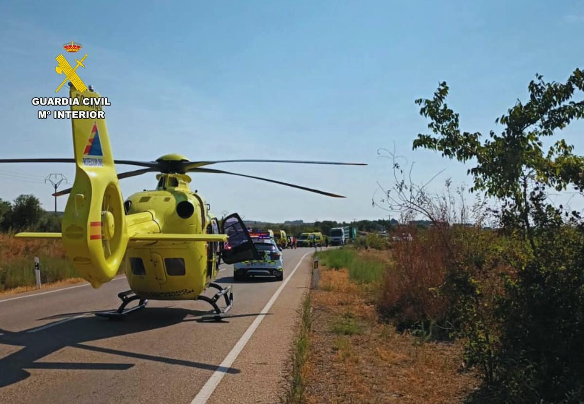 Un helicópetero del 061 en el lugar donde se ha producido en el trágico accidente.