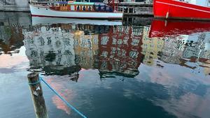 Los edificios se reflejan en los canales de Copenhague.