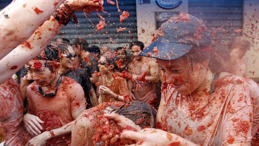 La Tomatina, 160.000 kilos de tomates contra la violencia machista y homófoba