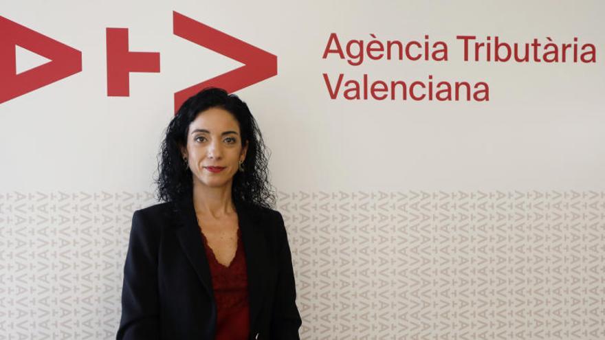 La nueva directora de la Agència Tributària Valenciana junto al nuevo logo