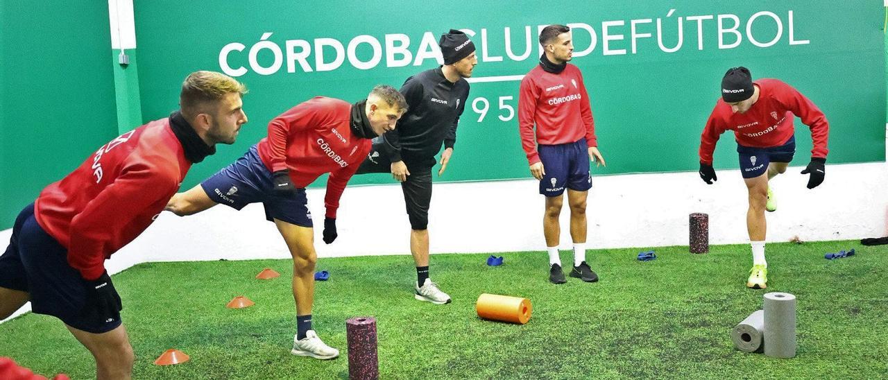 Los jugadores del Córdoba CF se ejercitan este viernes en el interior de El Arcángel.