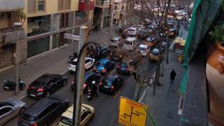 Los vecinos de la calle de la Independència, hartos de tanto tráfico por las obras en las Glòries