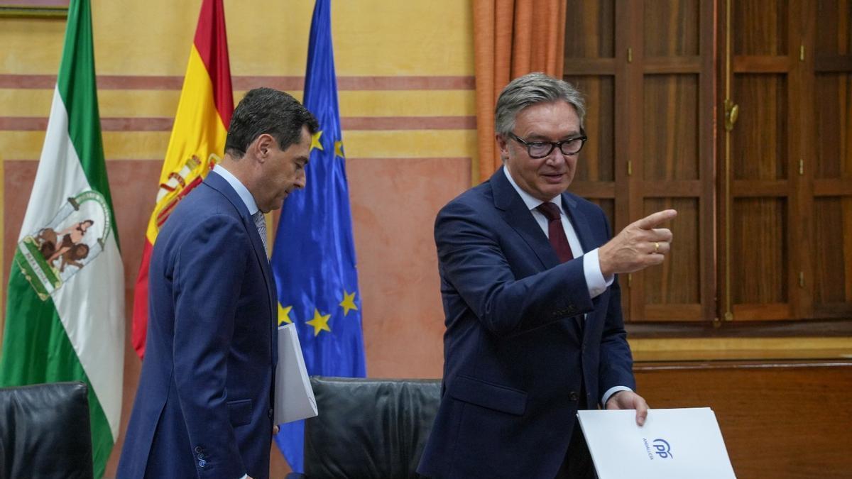 Juanma Moreno y Manuel Gavira durante la firma del acuerdo de Gobierno