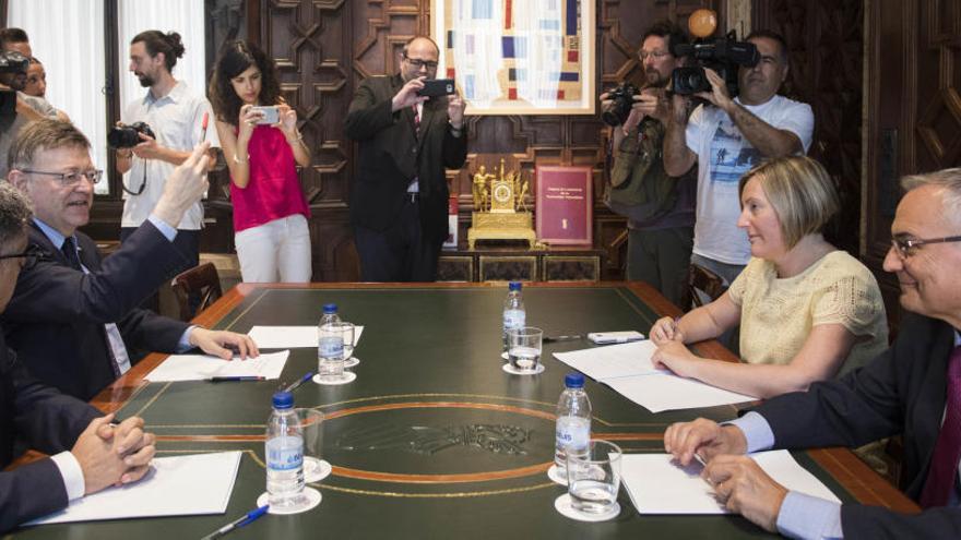 Fulgencio y Puig conversan con Salvador y Boira en la reunión previa a dar a conocer el nombramiento del nuevo comisionado.      germán caballero