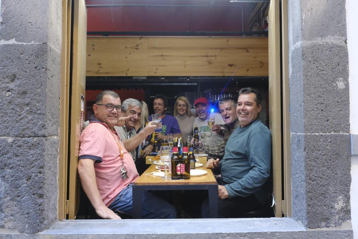 El Ca' Jonás de Triana vive su 40 aniversario pasando de bocatería a cervecería El Ca' Jonás de Triana vive su 40 aniversario pasando de bocatería a cervecería