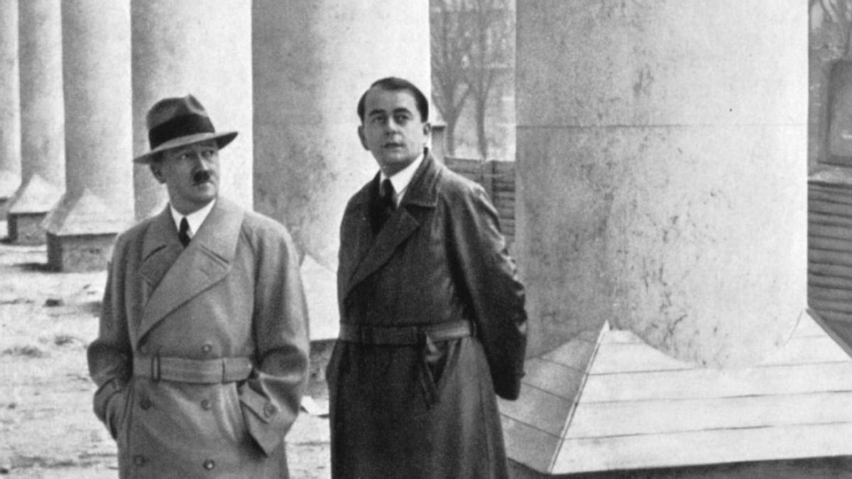 Adolf Hitler junto a Albert Speer (derecha), en sus años de gloria.