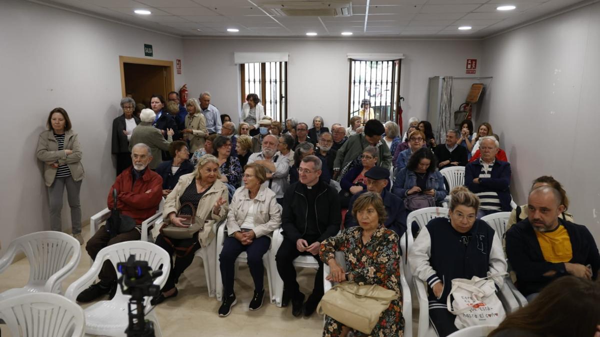 El cura y los vecinos protestan en el pleno de Foios