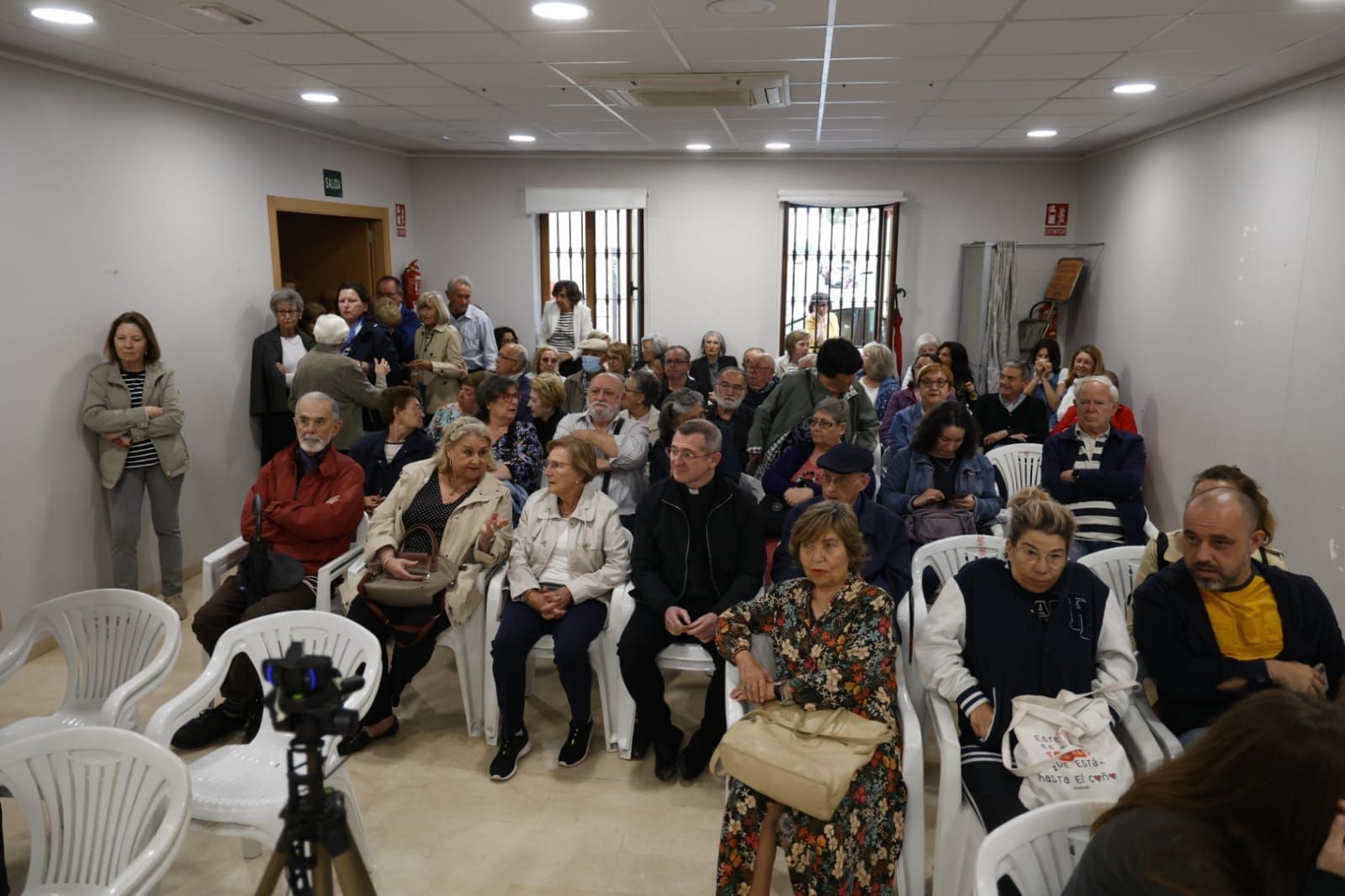 El cura y los vecinos protestan en el pleno de Foios