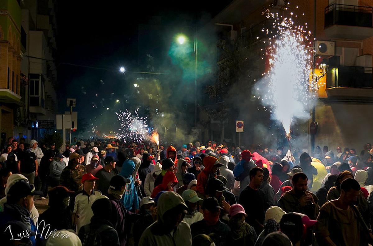 Correfoc por las calles de la Pobla de Farnals durante las Fiestas Mayores de 2025.