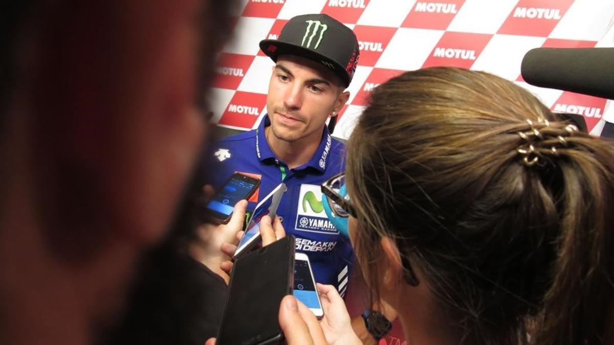 Maverick Viñales (Yamaha), lider del Mundial de MotoGP, conversa con los periodistas hoy en Assen (Holanda).