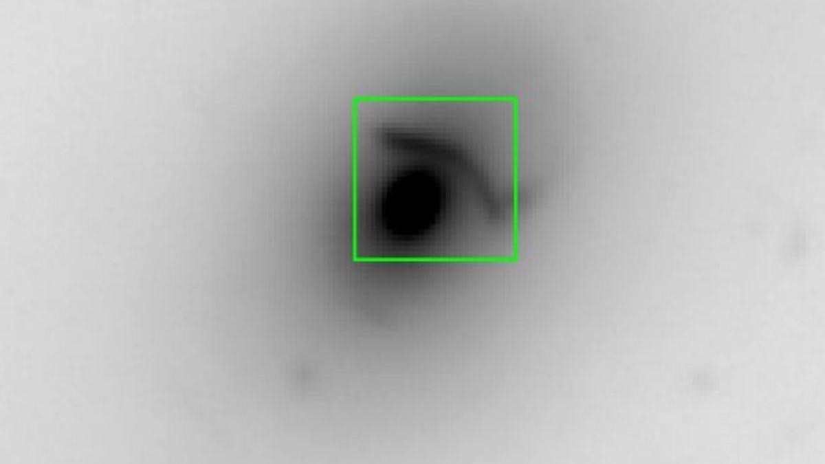 Exploración espectroscópica de Abell 1201 BCG, que muestra claramente la galaxia en la que se encuentra el agujero negro ultramasivo, como una mancha en el cuadrante superior derecho (recuadro en verde).