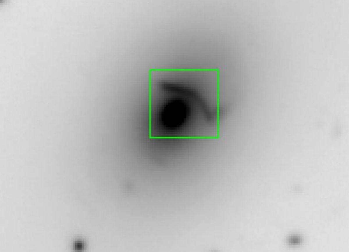 Exploración espectroscópica de Abell 1201 BCG, que muestra claramente la galaxia en la que se encuentra el agujero negro ultramasivo, como una mancha en el cuadrante superior derecho (recuadro en verde).