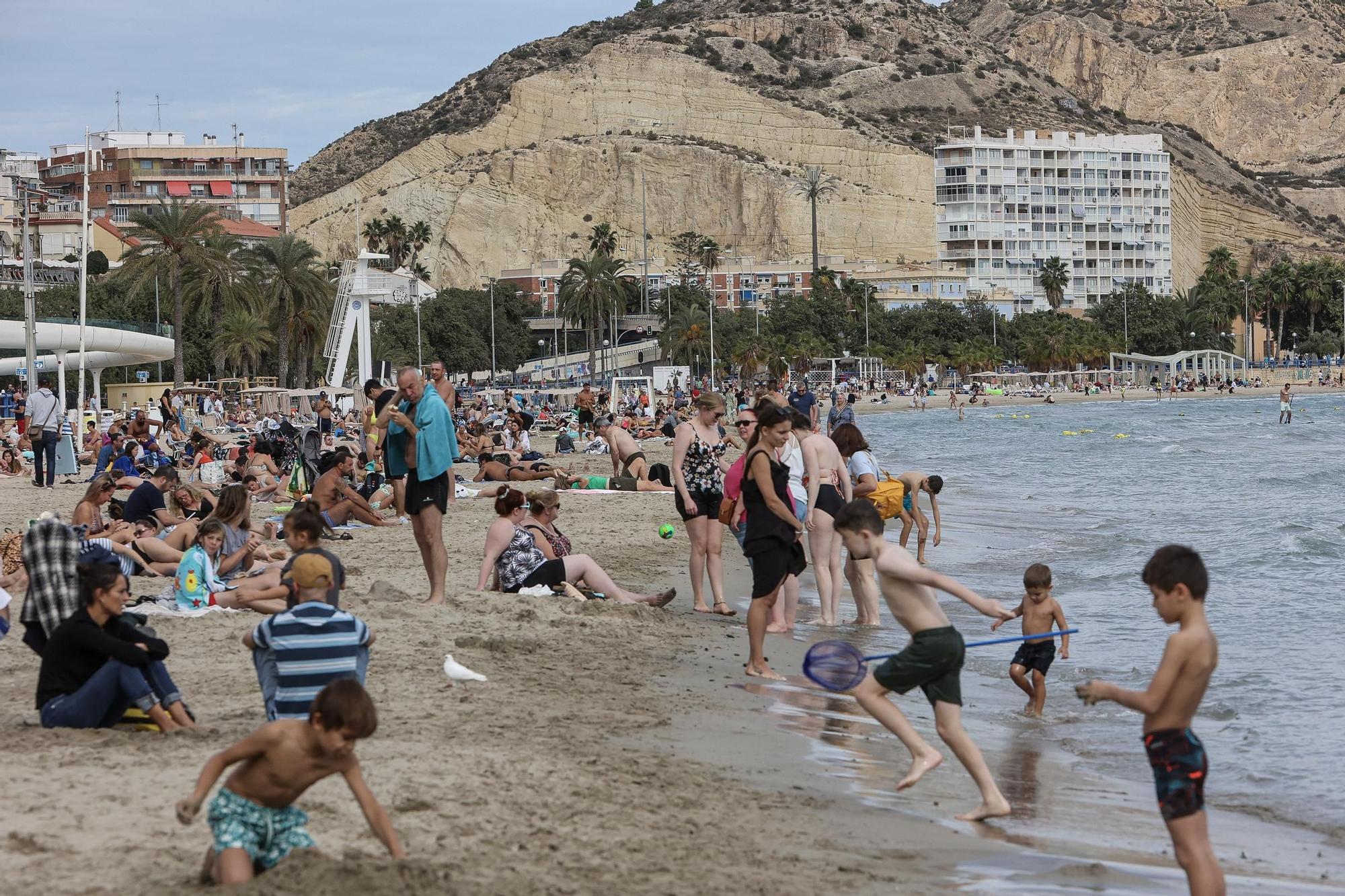 Turistas llenan las playas a causa de las altas temperaturas