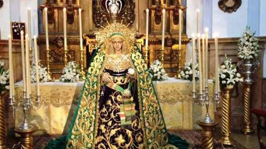 La Virgen estuvo ayer expuesta en besamanos.