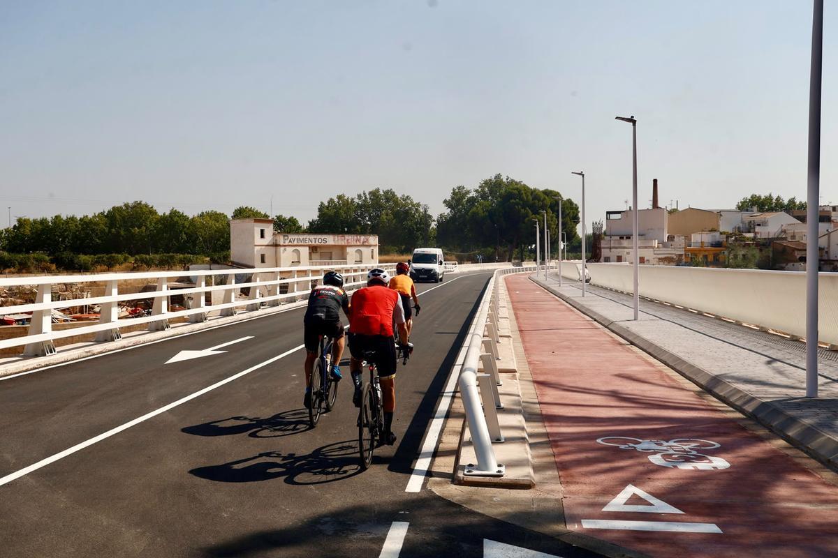 Ciclistas y vehículos circulando por el nuevo Pont de la Memòria de Picanya.